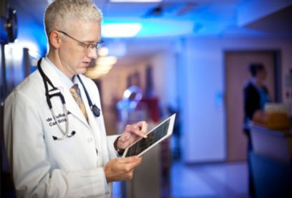 Medicii rezidenţi ar putea primi, începând din 2014, salarii duble